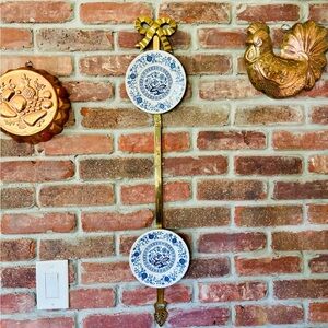 Brass Bow Plate Hanger 🍽️🎀
Approximately 32 in.